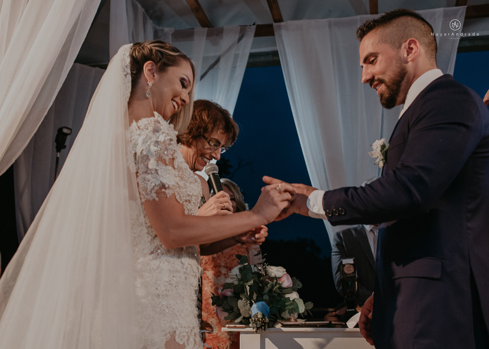casamento feito em paraty no rio de janeiro em um dia chuvoso na pousada apple paraty. noiva com vestido sereia e noivo de terno azul