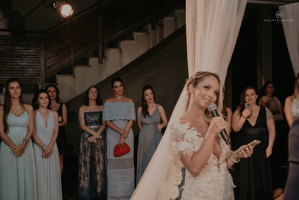 casamento feito em paraty no rio de janeiro em um dia chuvoso na pousada apple paraty. noiva com vestido sereia e noivo de terno azul