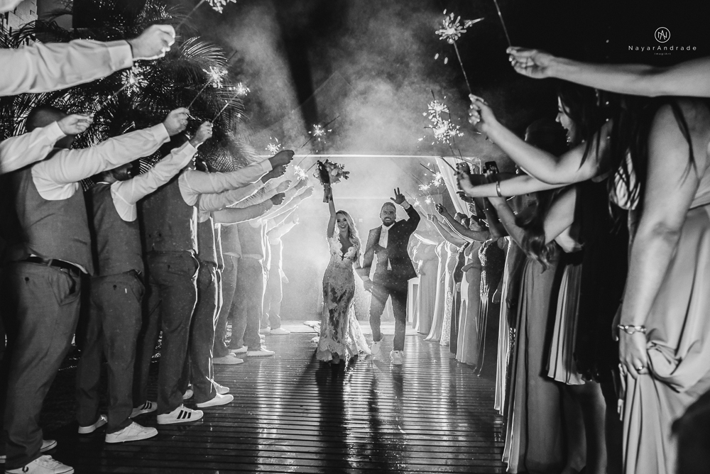 casamento feito em paraty no rio de janeiro em um dia chuvoso na pousada apple paraty. noiva com vestido sereia e noivo de terno azul