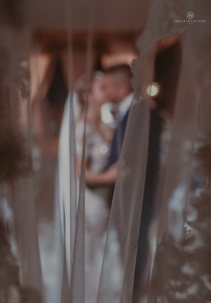 casamento feito em paraty no rio de janeiro em um dia chuvoso na pousada apple paraty. noiva com vestido sereia e noivo de terno azul