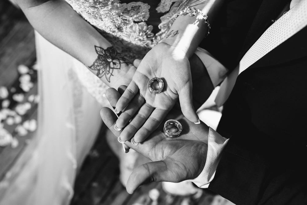 casamento feito em paraty no rio de janeiro em um dia chuvoso na pousada apple paraty. noiva com vestido sereia e noivo de terno azul
