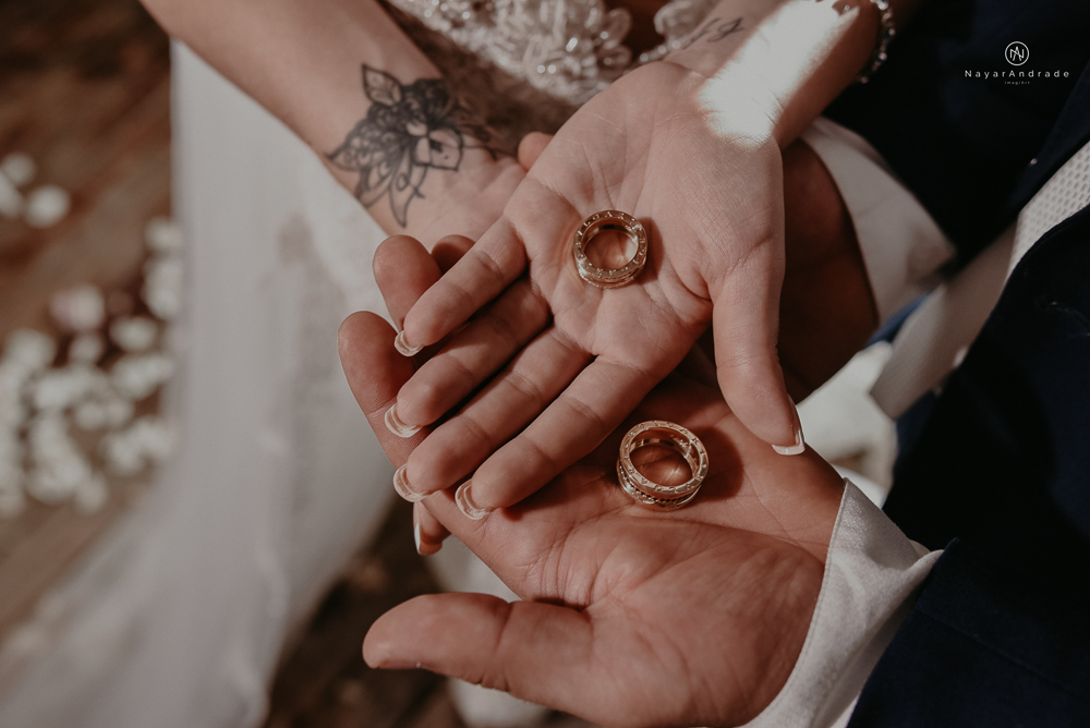 casamento feito em paraty no rio de janeiro em um dia chuvoso na pousada apple paraty. noiva com vestido sereia e noivo de terno azul