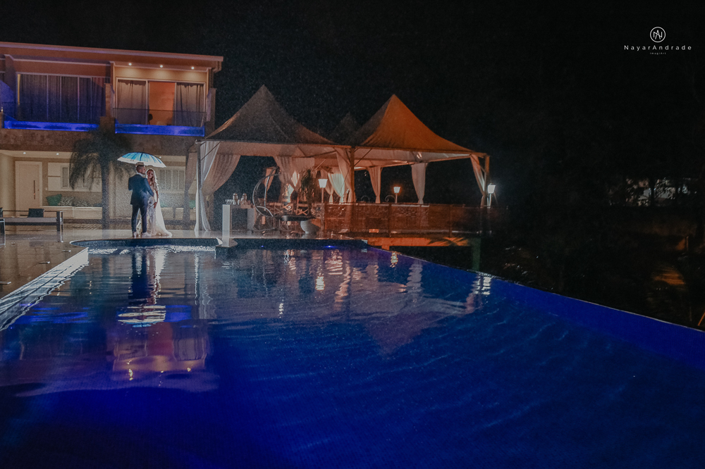 casamento feito em paraty no rio de janeiro em um dia chuvoso na pousada apple paraty. noiva com vestido sereia e noivo de terno azul