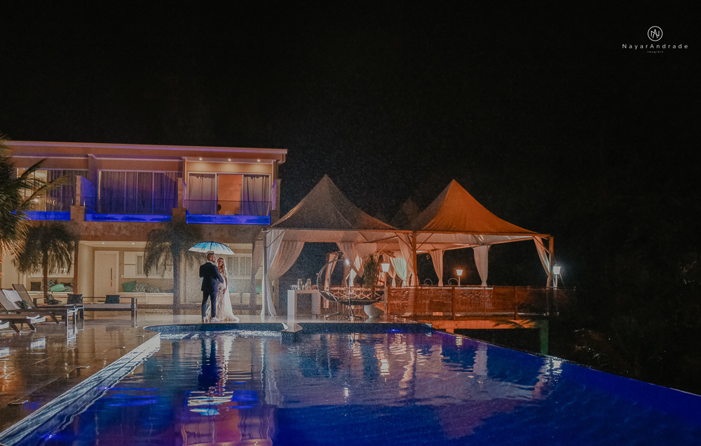 casamento feito em paraty no rio de janeiro em um dia chuvoso na pousada apple paraty. noiva com vestido sereia e noivo de terno azul