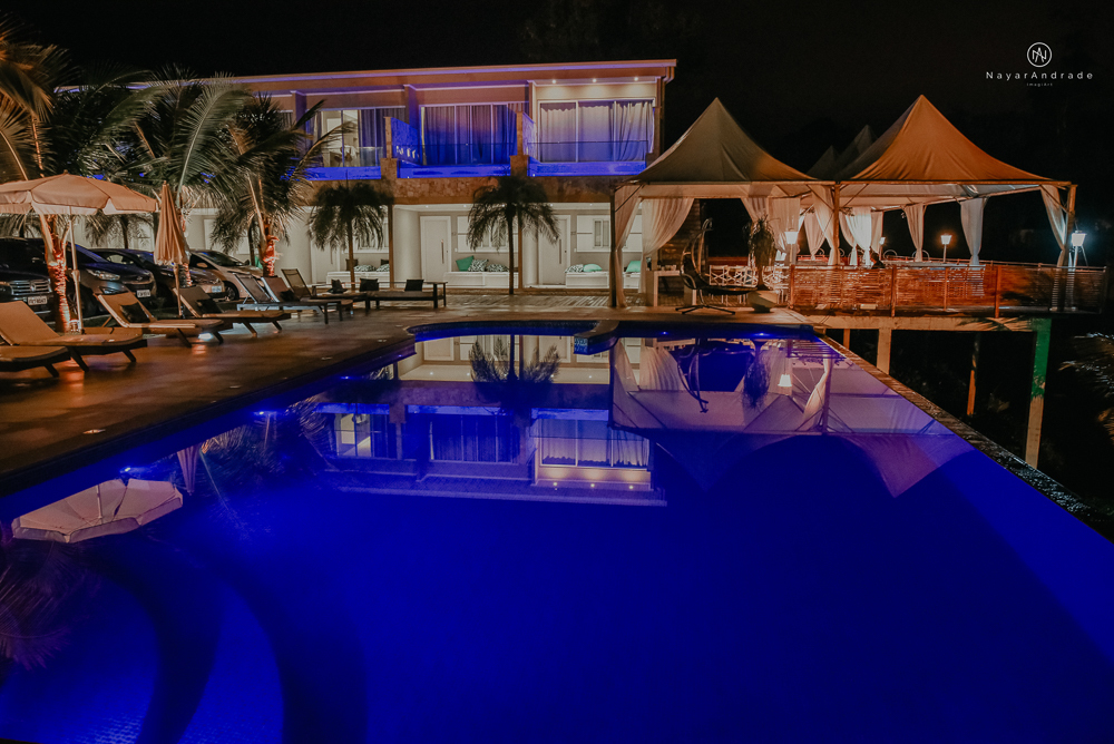 casamento feito em paraty no rio de janeiro em um dia chuvoso na pousada apple paraty. noiva com vestido sereia e noivo de terno azul