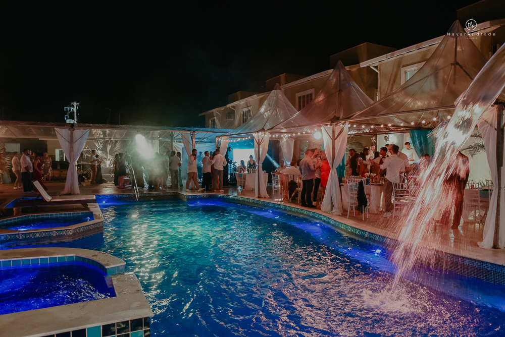 casamento feito em paraty no rio de janeiro em um dia chuvoso na pousada apple paraty. noiva com vestido sereia e noivo de terno azul