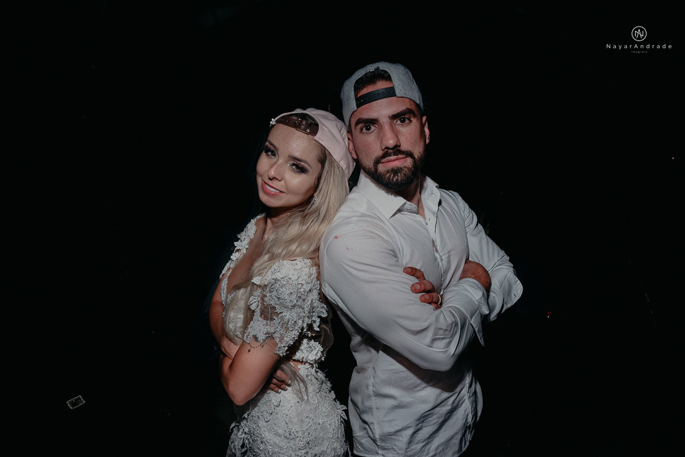 casamento feito em paraty no rio de janeiro em um dia chuvoso na pousada apple paraty. noiva com vestido sereia e noivo de terno azul