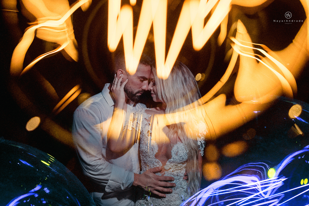 casamento feito em paraty no rio de janeiro em um dia chuvoso na pousada apple paraty. noiva com vestido sereia e noivo de terno azul