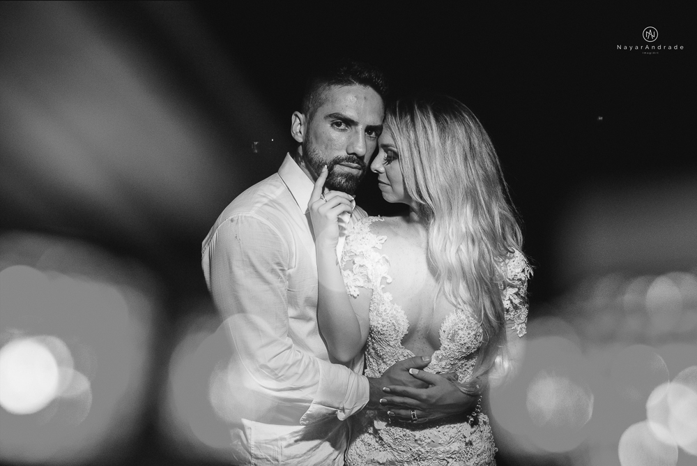 casamento feito em paraty no rio de janeiro em um dia chuvoso na pousada apple paraty. noiva com vestido sereia e noivo de terno azul