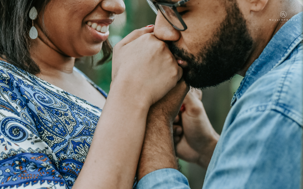 Ensaio de dia no parque com casal de roupa jeans em um clima romantico