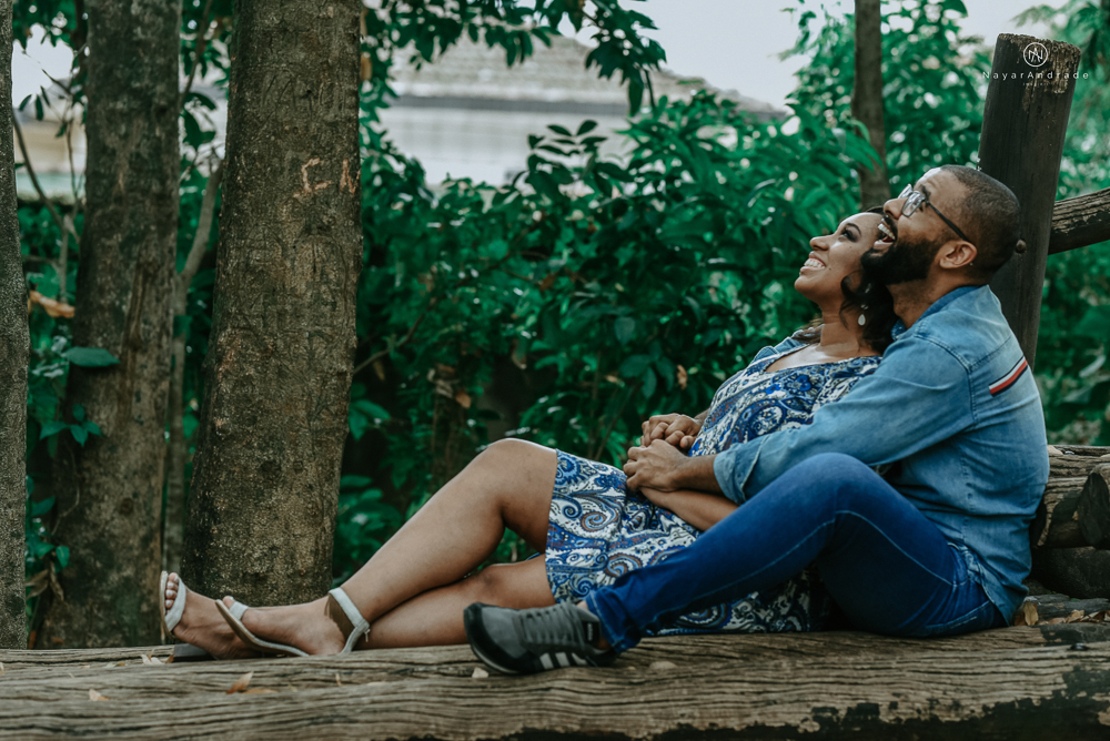 Ensaio de dia no parque com casal de roupa jeans em um clima romantico