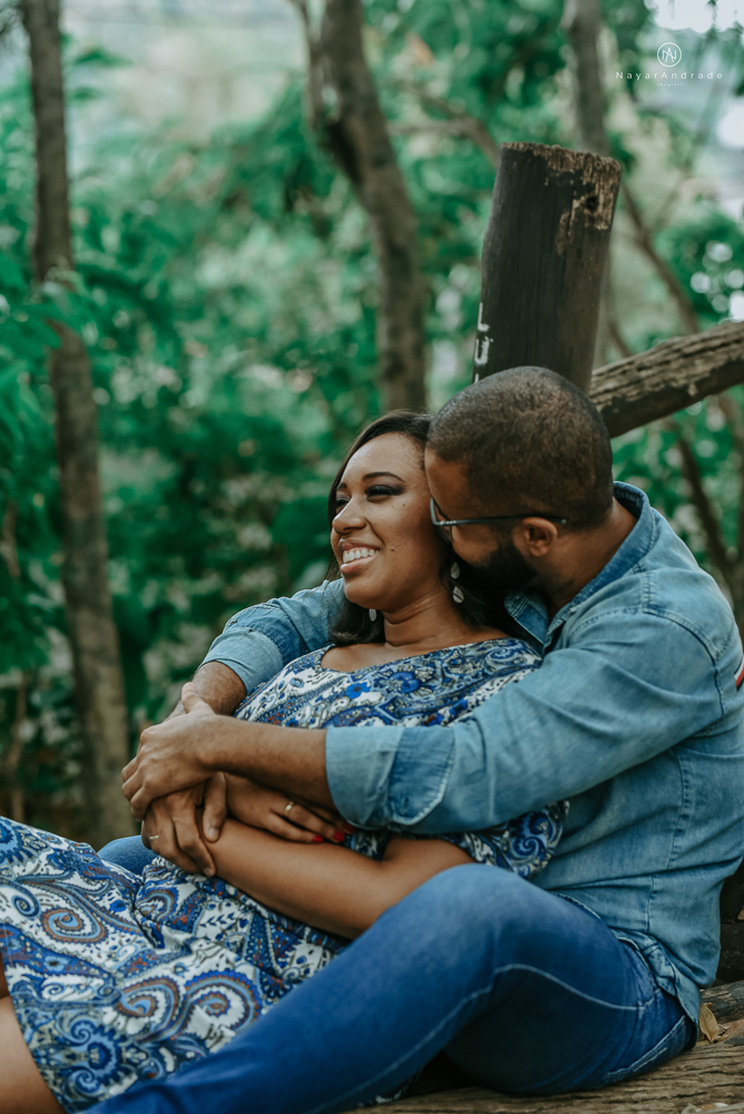 Ensaio de dia no parque com casal de roupa jeans em um clima romantico