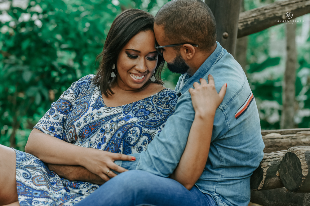 Ensaio de dia no parque com casal de roupa jeans em um clima romantico