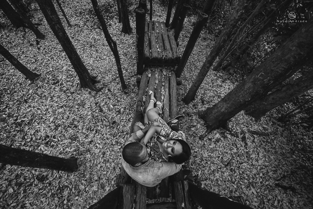 Ensaio de dia no parque com casal de roupa jeans em um clima romantico