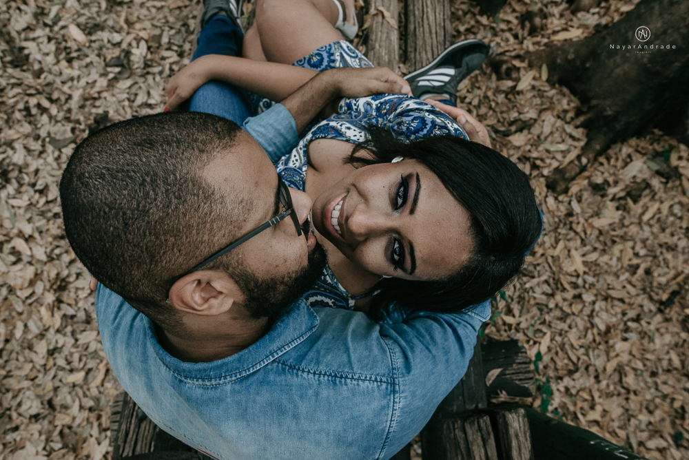 Ensaio de dia no parque com casal de roupa jeans em um clima romantico