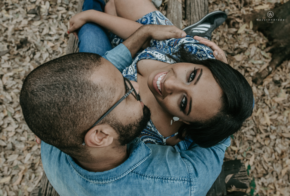 Ensaio de dia no parque com casal de roupa jeans em um clima romantico
