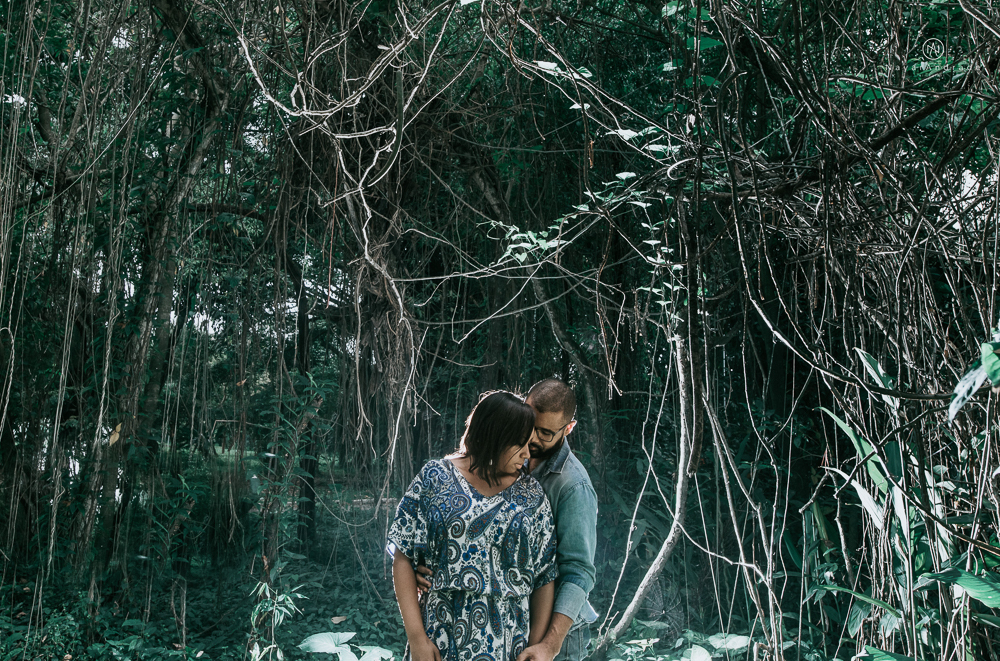 Ensaio de dia no parque com casal de roupa jeans em um clima romantico