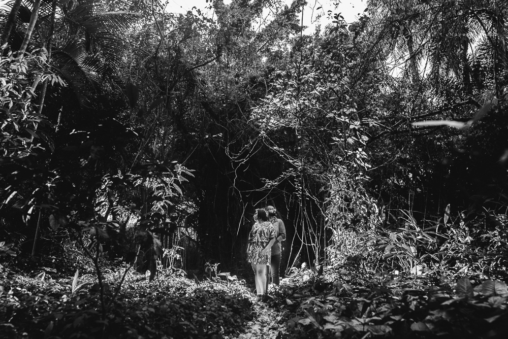 Ensaio de dia no parque com casal de roupa jeans em um clima romantico