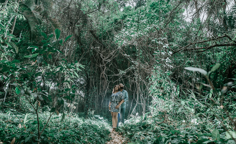 Ensaio de dia no parque com casal de roupa jeans em um clima romantico