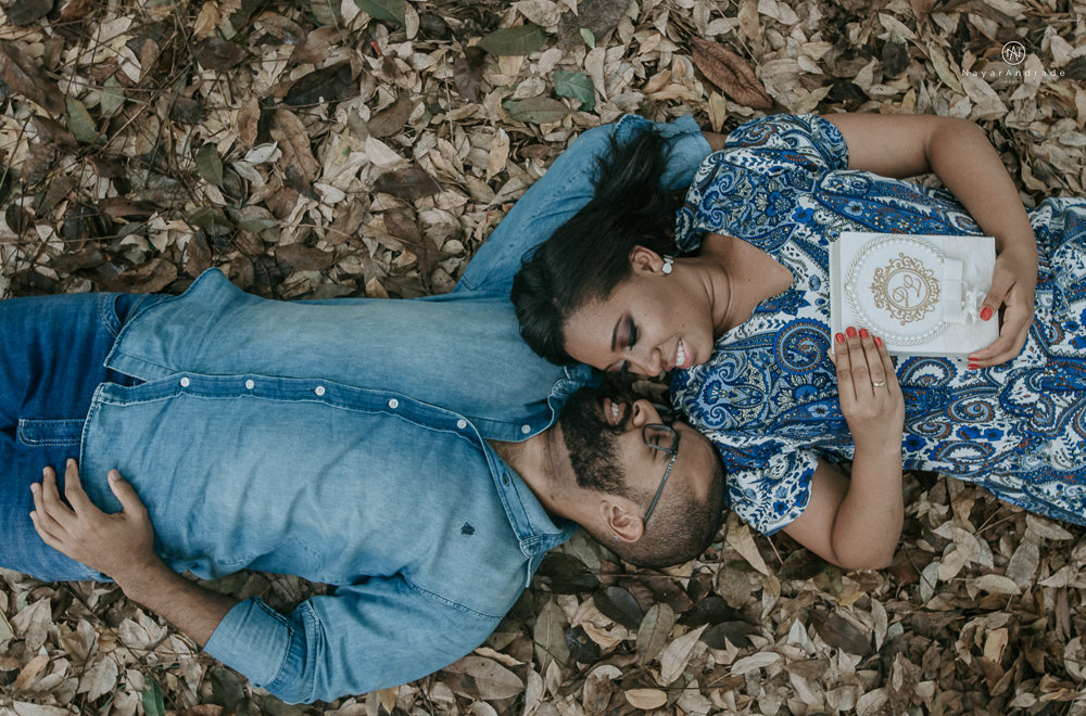 Ensaio de dia no parque com casal de roupa jeans em um clima romantico