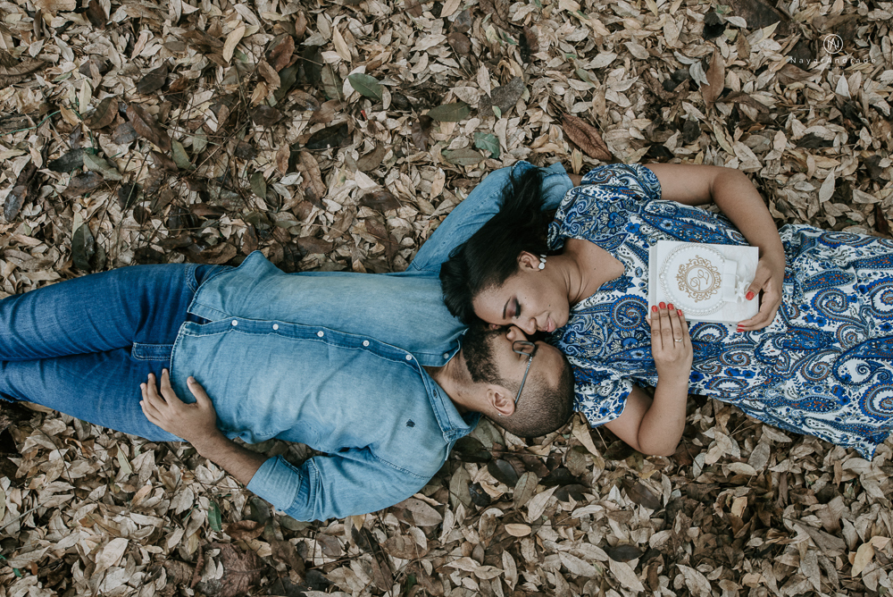 Ensaio de dia no parque com casal de roupa jeans em um clima romantico
