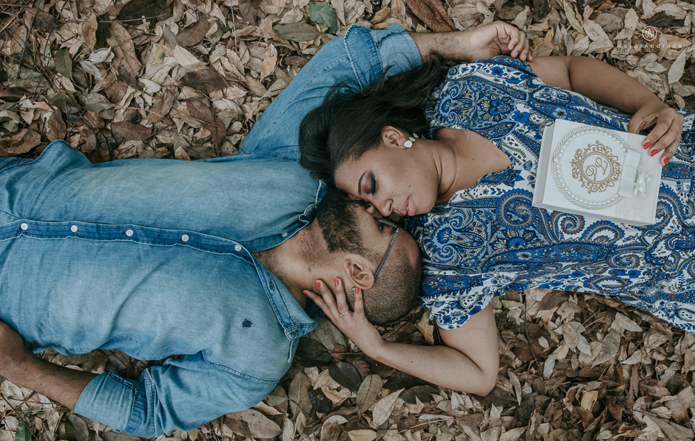 Ensaio de dia no parque com casal de roupa jeans em um clima romantico