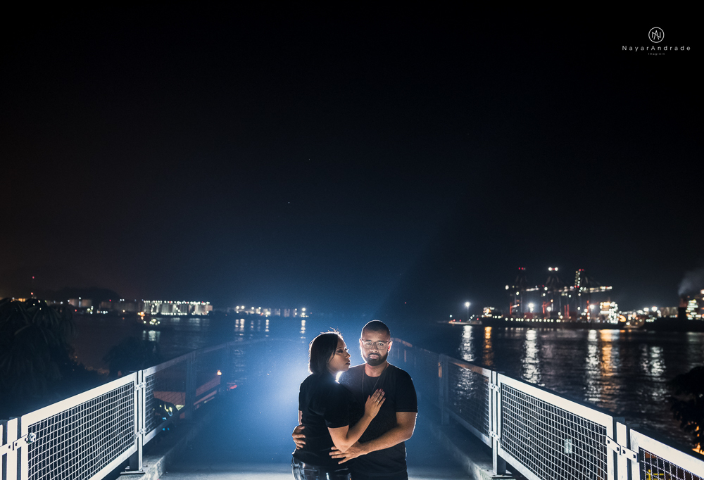 Ensaio noturno feito no centro da cidade com casal de roupa escura e estilo nigga ensaio diferente com casal estiloso