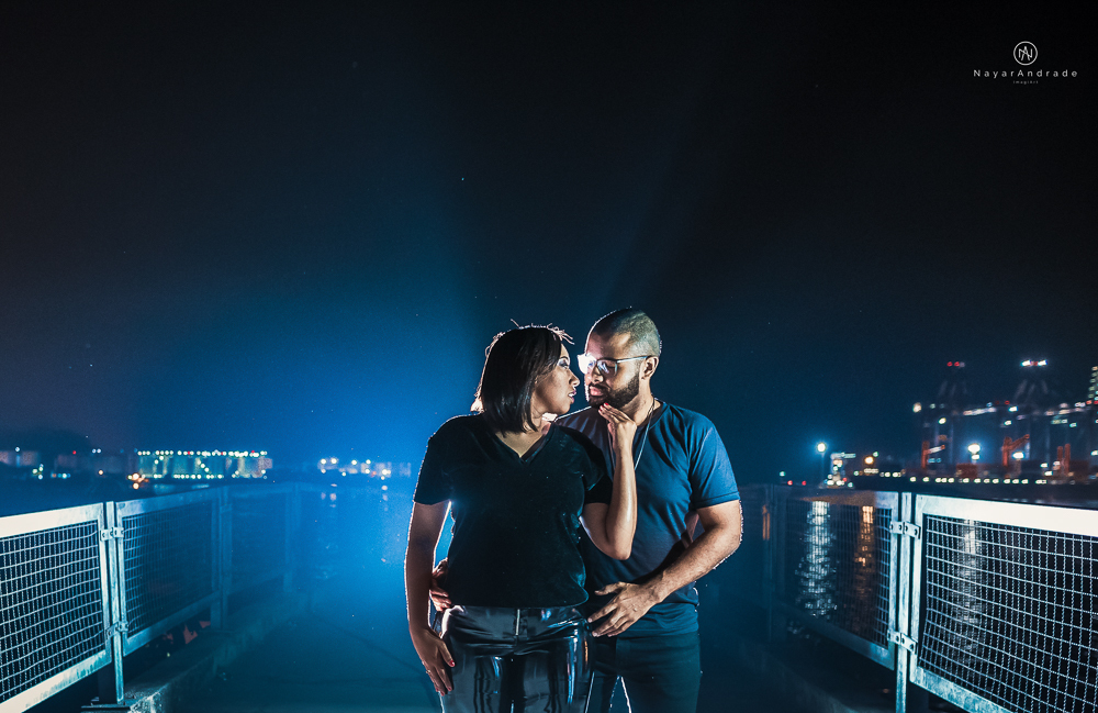 Ensaio noturno feito no centro da cidade com casal de roupa escura e estilo nigga ensaio diferente com casal estiloso