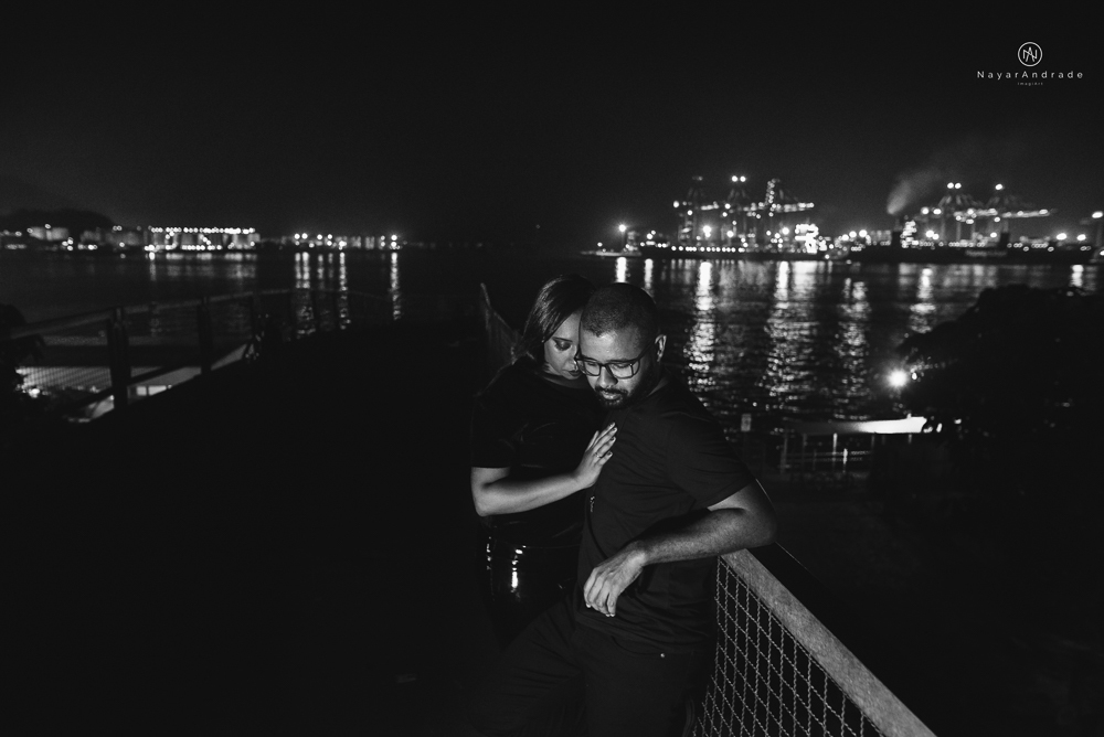 Ensaio noturno feito no centro da cidade com casal de roupa escura e estilo nigga ensaio diferente com casal estiloso