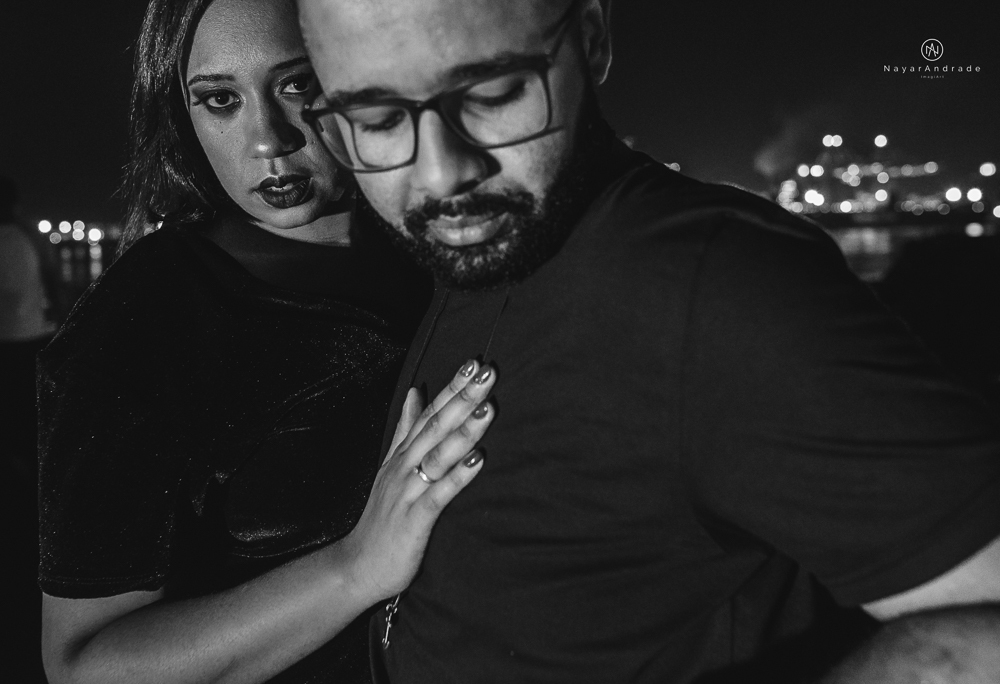 Ensaio noturno feito no centro da cidade com casal de roupa escura e estilo nigga ensaio diferente com casal estiloso