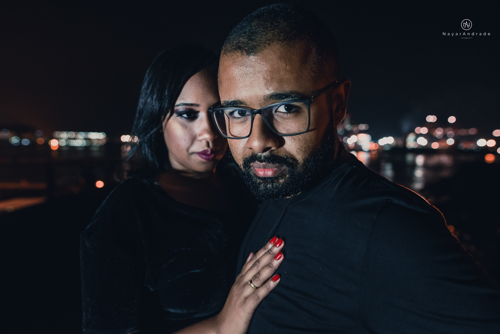 Ensaio noturno feito no centro da cidade com casal de roupa escura e estilo nigga ensaio diferente com casal estiloso