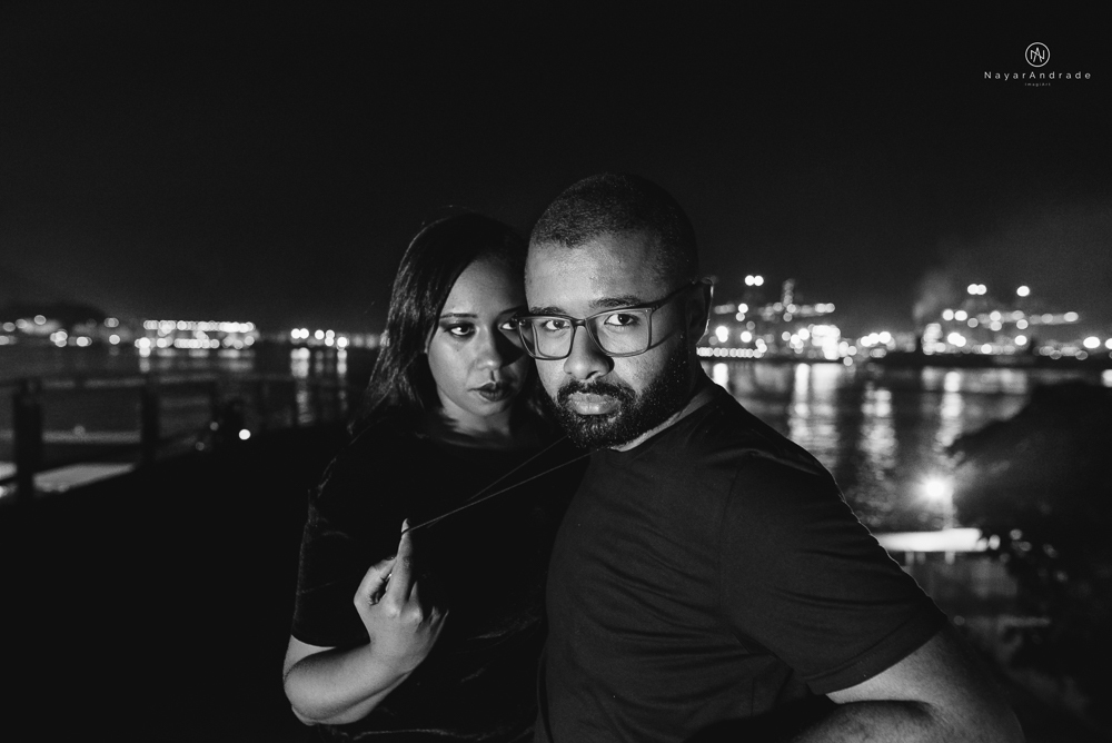 Ensaio noturno feito no centro da cidade com casal de roupa escura e estilo nigga ensaio diferente com casal estiloso