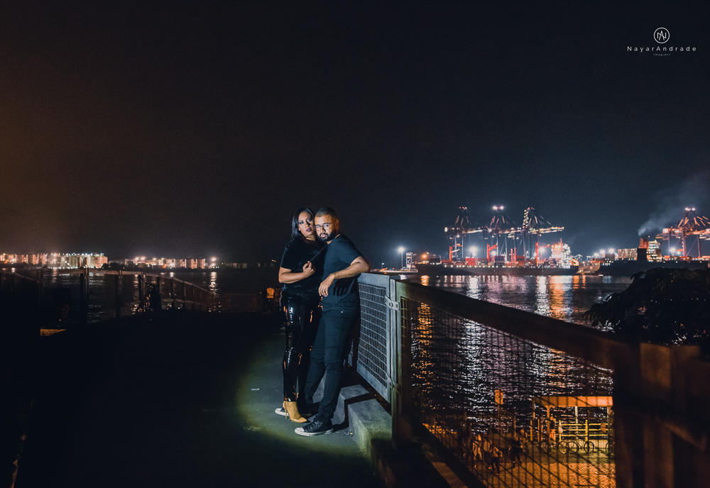 Ensaio noturno feito no centro da cidade com casal de roupa escura e estilo nigga ensaio diferente com casal estiloso