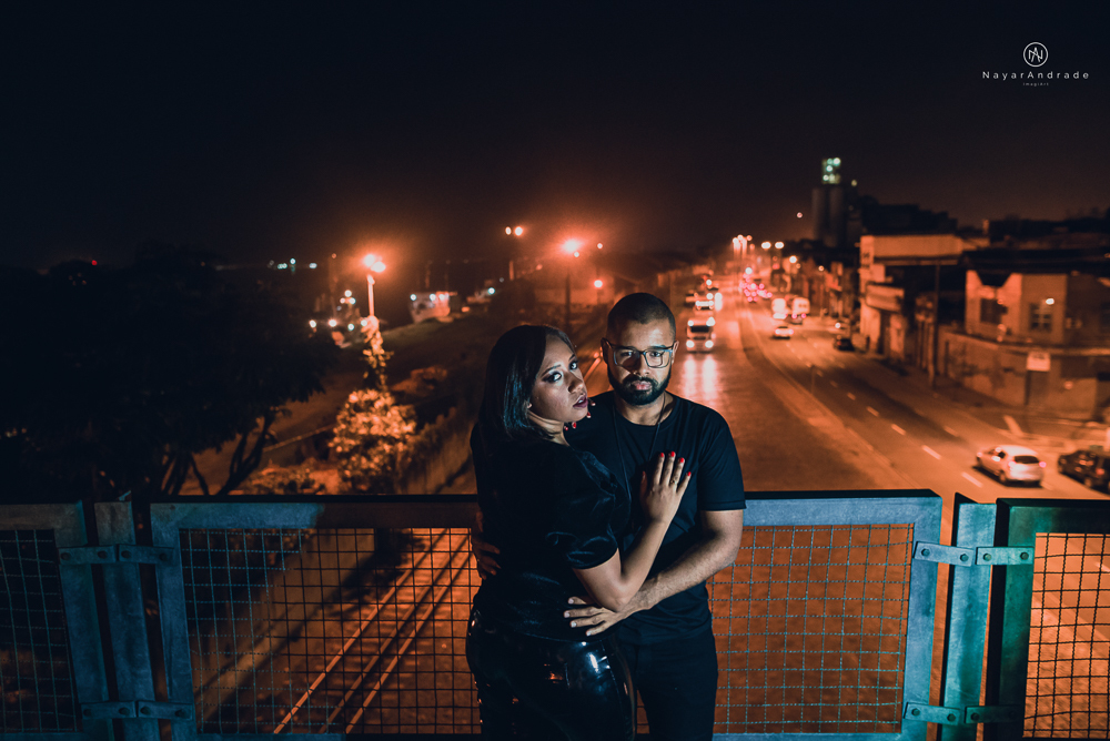 Ensaio noturno feito no centro da cidade com casal de roupa escura e estilo nigga ensaio diferente com casal estiloso