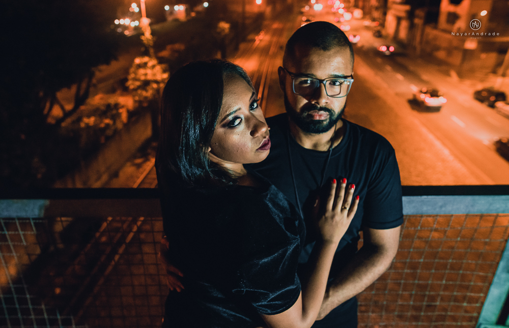 Ensaio noturno feito no centro da cidade com casal de roupa escura e estilo nigga ensaio diferente com casal estiloso