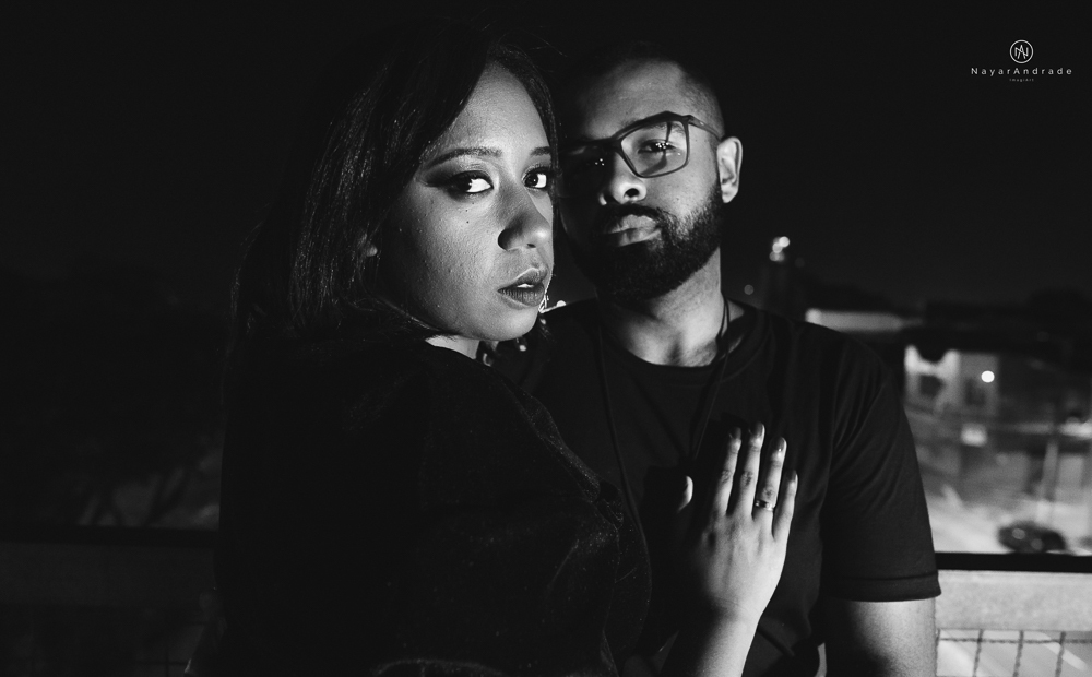 Ensaio noturno feito no centro da cidade com casal de roupa escura e estilo nigga ensaio diferente com casal estiloso