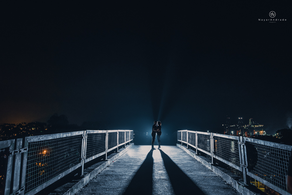 Ensaio noturno feito no centro da cidade com casal de roupa escura e estilo nigga ensaio diferente com casal estiloso