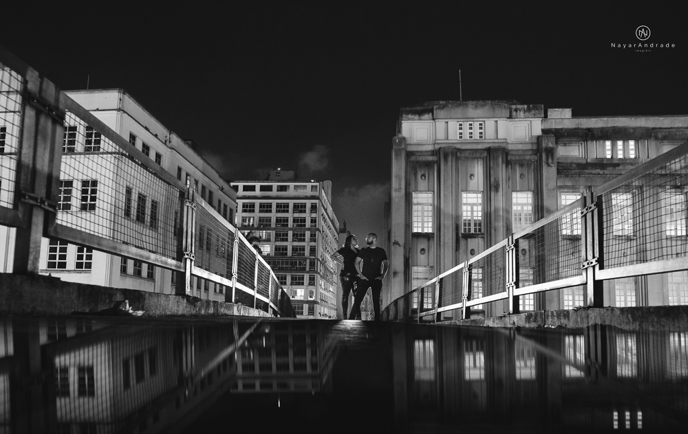 Ensaio noturno feito no centro da cidade com casal de roupa escura e estilo nigga ensaio diferente com casal estiloso