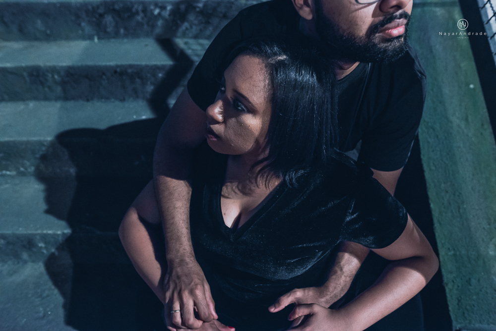 Ensaio noturno feito no centro da cidade com casal de roupa escura e estilo nigga ensaio diferente com casal estiloso