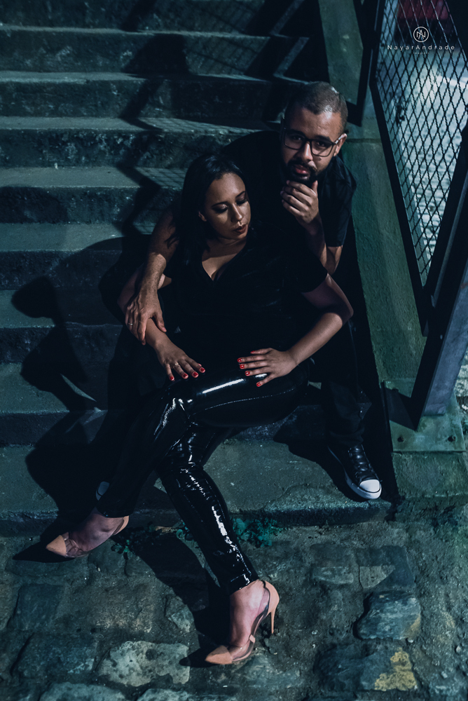 Ensaio noturno feito no centro da cidade com casal de roupa escura e estilo nigga ensaio diferente com casal estiloso