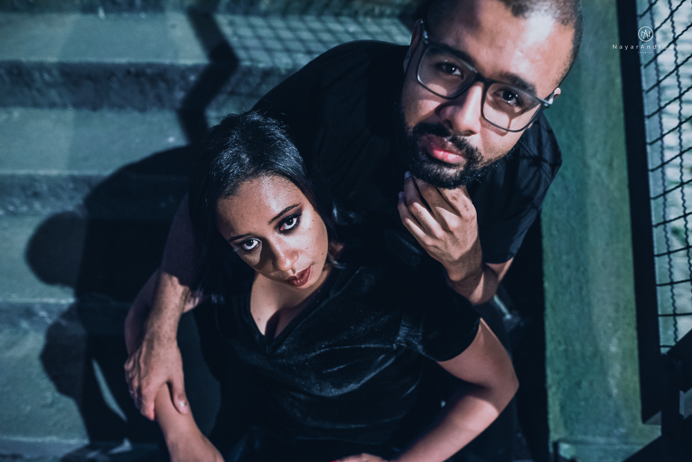 Ensaio noturno feito no centro da cidade com casal de roupa escura e estilo nigga ensaio diferente com casal estiloso