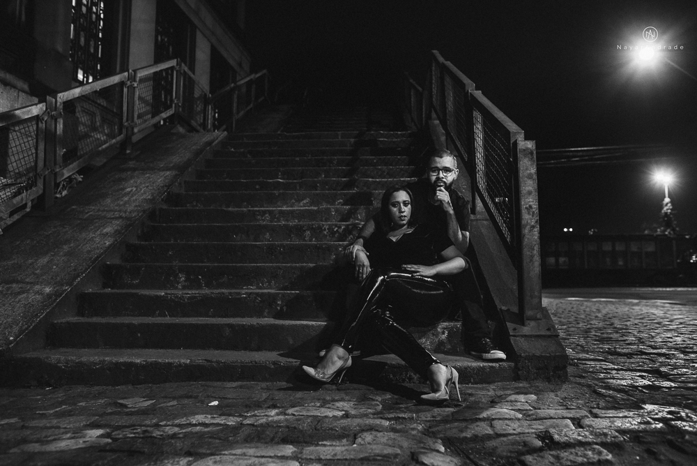 Ensaio noturno feito no centro da cidade com casal de roupa escura e estilo nigga ensaio diferente com casal estiloso