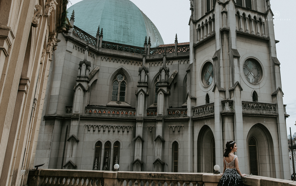 Video clip ensaio debutante feito no teatro e na torre do castelo da igreja com vestido classico de princesa usado na festa feito no centro de santos pela fotografa nayara andrade