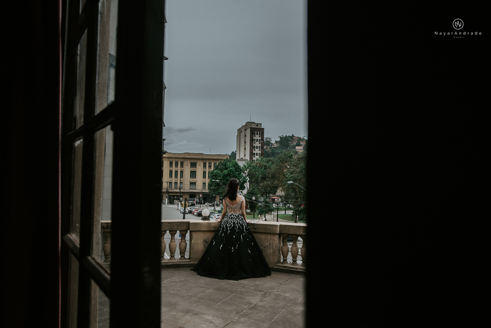 Video clip ensaio debutante feito no teatro e na torre do castelo da igreja com vestido classico de princesa usado na festa feito no centro de santos pela fotografa nayara andrade