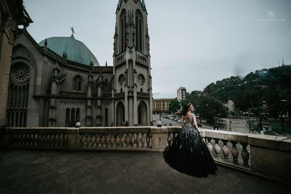 Video clip ensaio debutante feito no teatro e na torre do castelo da igreja com vestido classico de princesa usado na festa feito no centro de santos pela fotografa nayara andrade