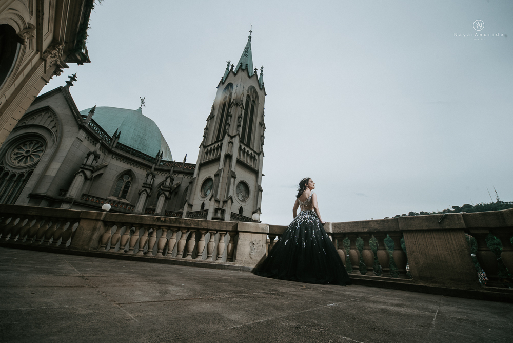 Video clip ensaio debutante feito no teatro e na torre do castelo da igreja com vestido classico de princesa usado na festa feito no centro de santos pela fotografa nayara andrade