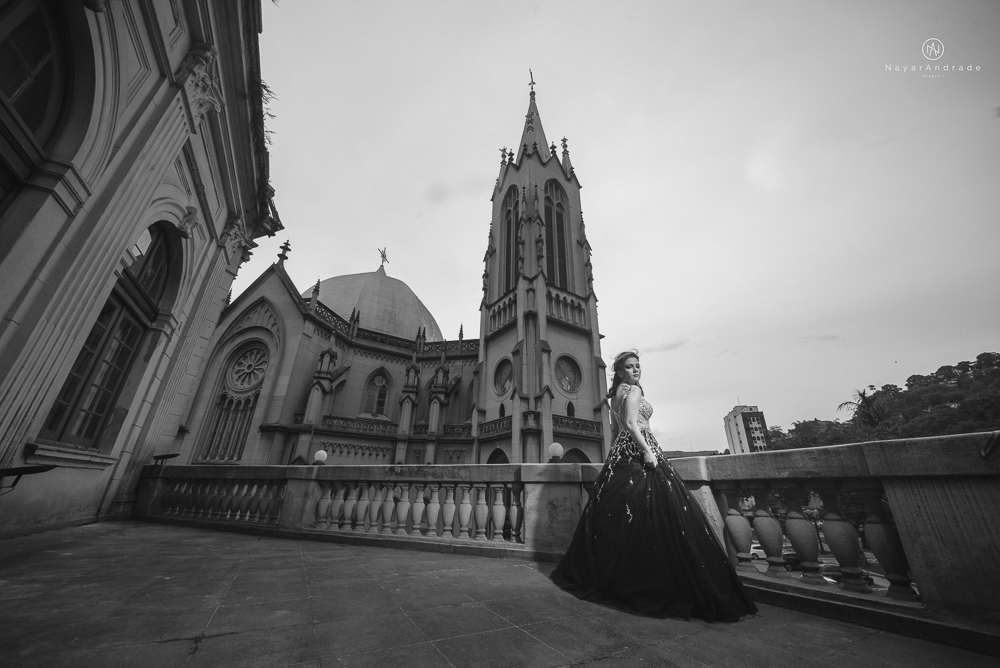 Video clip ensaio debutante feito no teatro e na torre do castelo da igreja com vestido classico de princesa usado na festa feito no centro de santos pela fotografa nayara andrade
