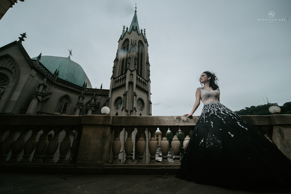 Video clip ensaio debutante feito no teatro e na torre do castelo da igreja com vestido classico de princesa usado na festa feito no centro de santos pela fotografa nayara andrade