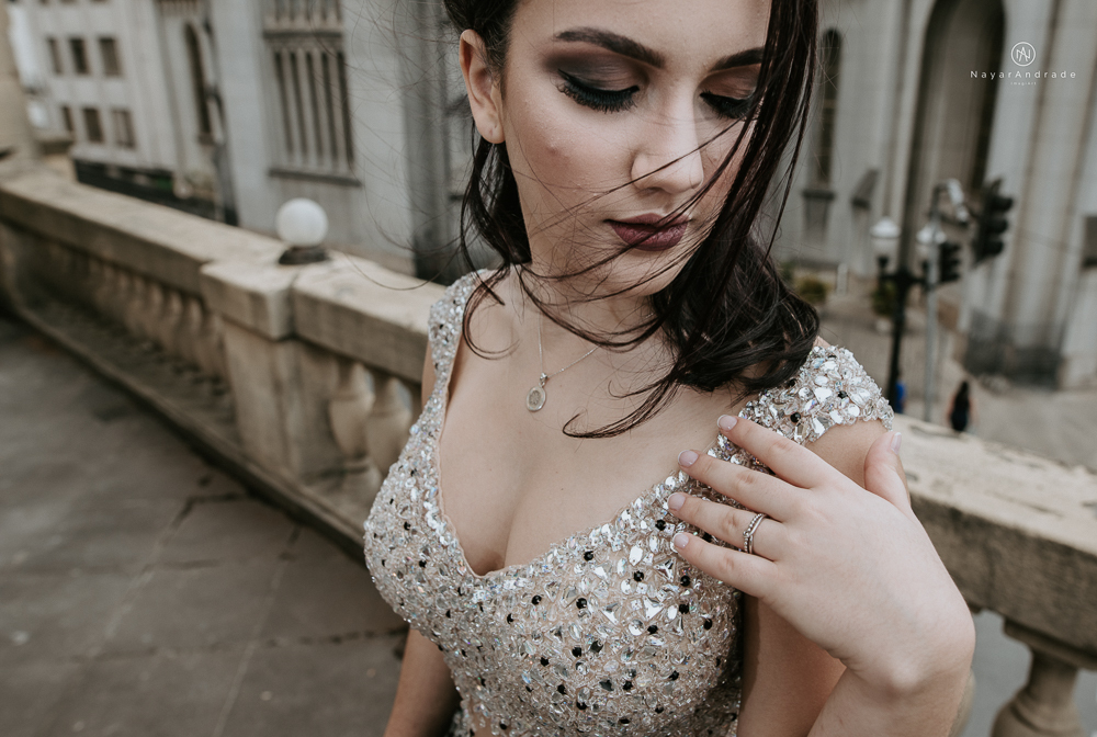 Video clip ensaio debutante feito no teatro e na torre do castelo da igreja com vestido classico de princesa usado na festa feito no centro de santos pela fotografa nayara andrade