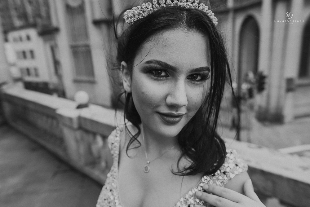 Video clip ensaio debutante feito no teatro e na torre do castelo da igreja com vestido classico de princesa usado na festa feito no centro de santos pela fotografa nayara andrade